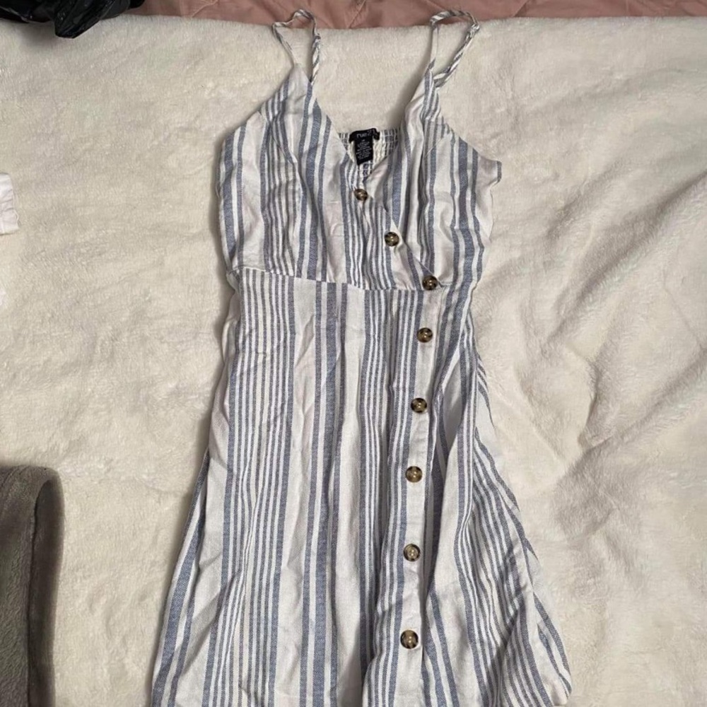 super cute dress!